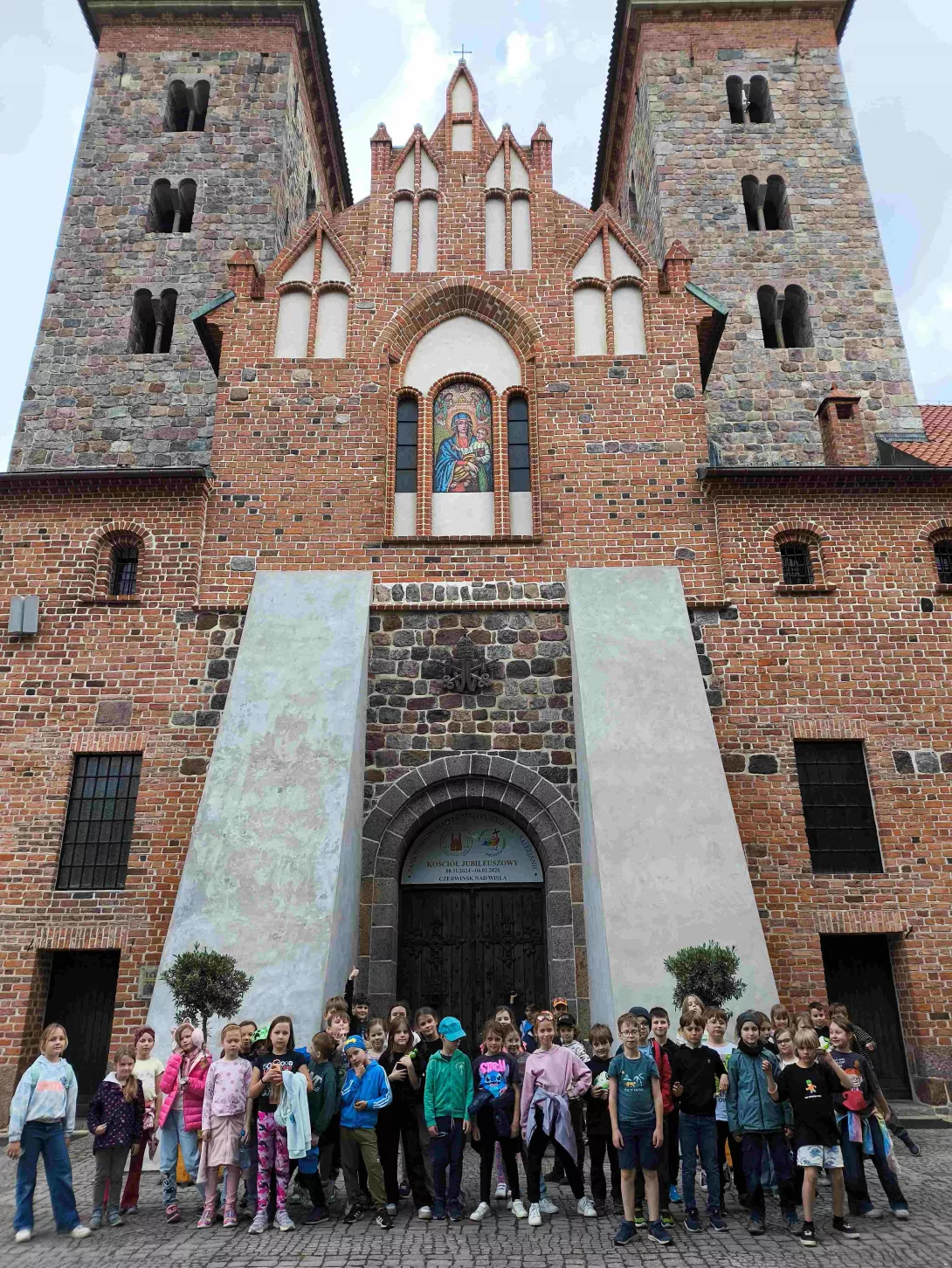Zdjęcie grupowe klas 2a i 2b przed Klasztorem Salezjanów w Czerwińsku nad Wisłą.