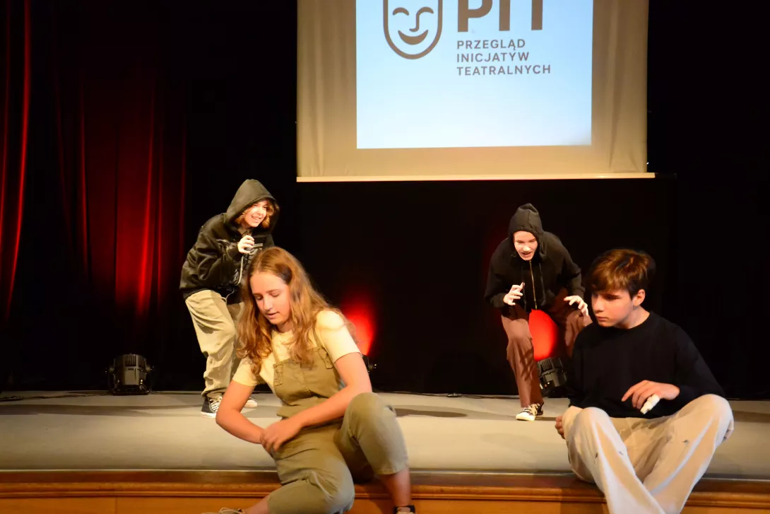 Beznazwy klas 7, fragment spektaklu "Strach się bać", wyreżyserowanego przez Zuzannę Kluszczyńską. 