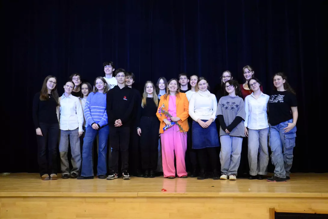 Aktorzy teatru z grupy licealnej z Zuzanną Kluszczyńską. 