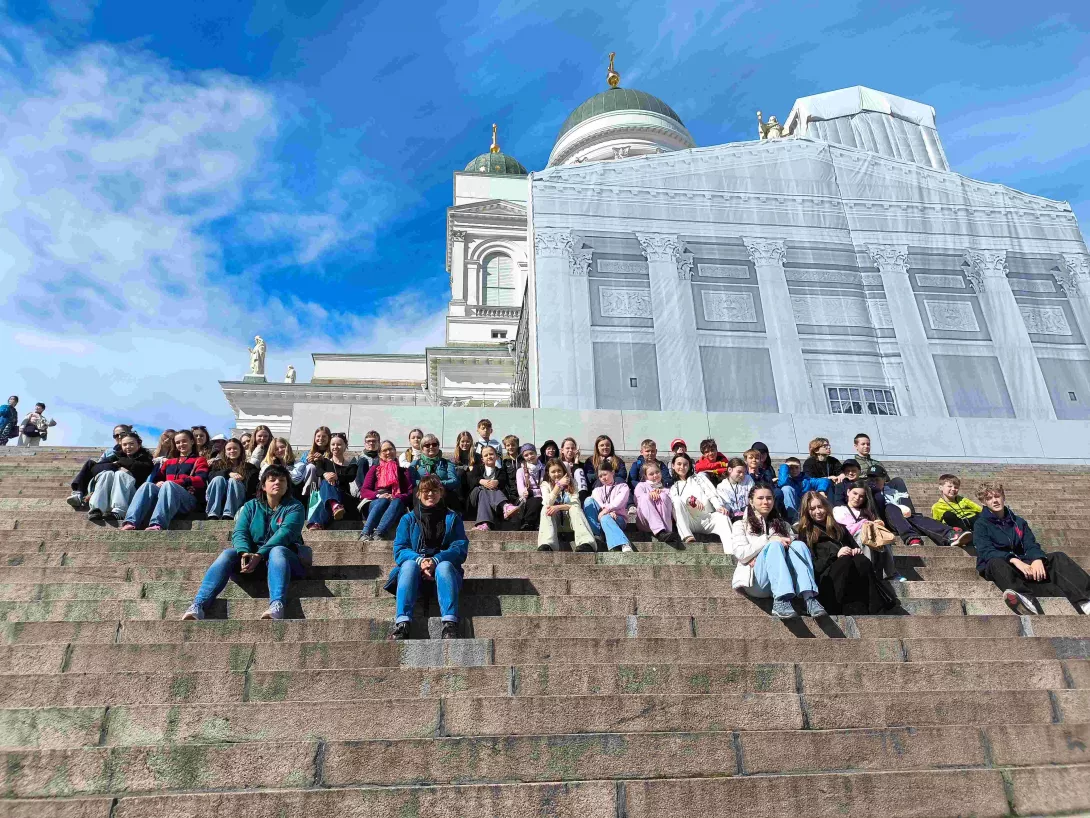 Zdjęcie grupowe uczestników wycieczki na Placu Senackim w Helsinkach.