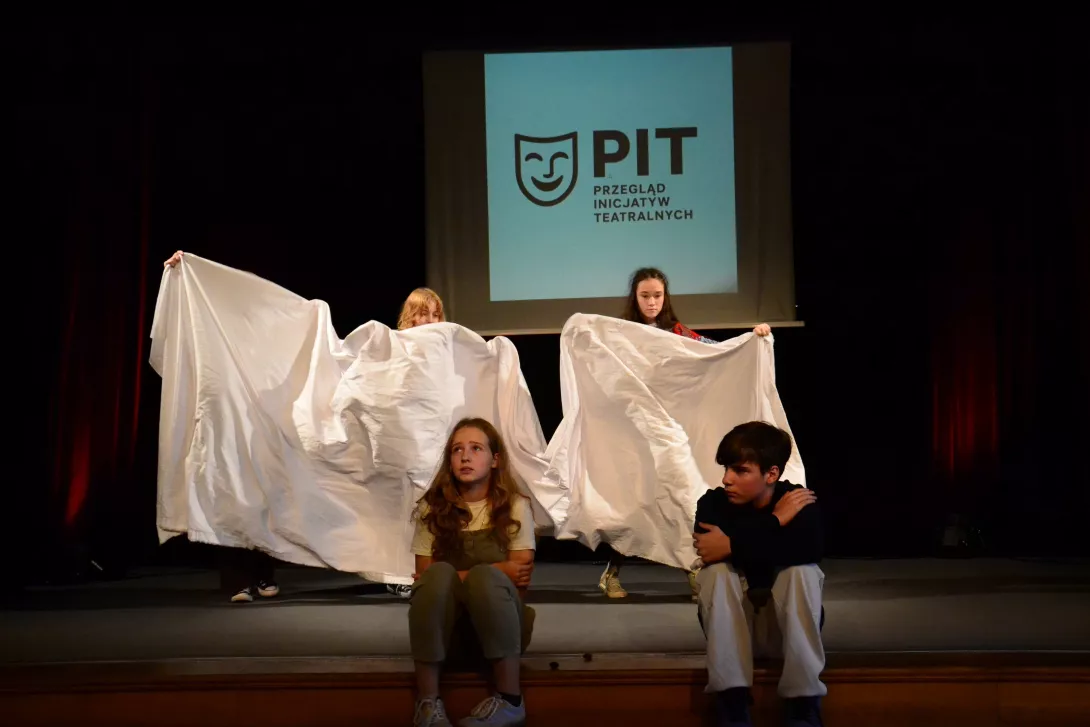 Beznazwy klas 7, fragment spektaklu "Strach się bać", wyreżyserowanego przez Zuzannę Kluszczyńską. 