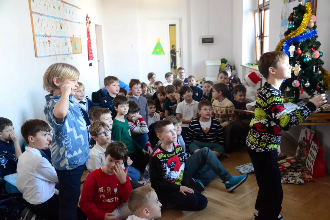 Świąteczne obdarowywanie się prezentami: klasy 3b i 3d. 