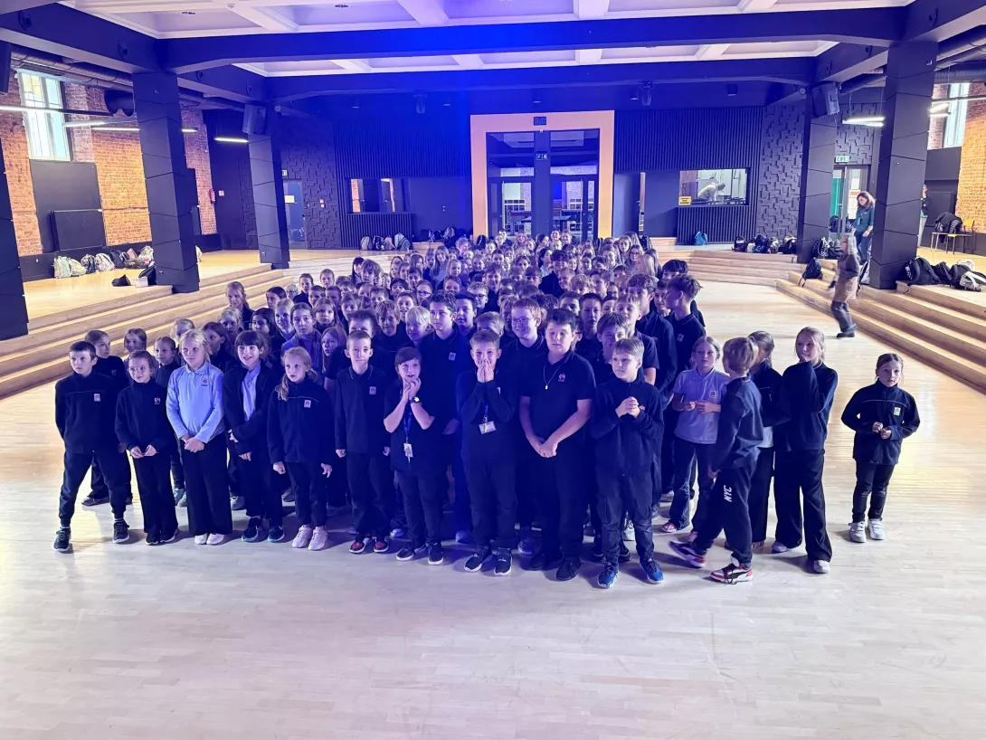 Uczniowie klas 4-6 biorą udział w quizie w auli (Fot. Maciej Jarosz)