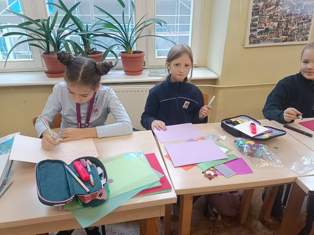 Uczniowie wykonują kartki świąteczne