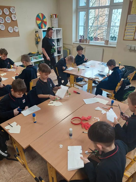 klasa 2b podczas warsztatów plastycznych