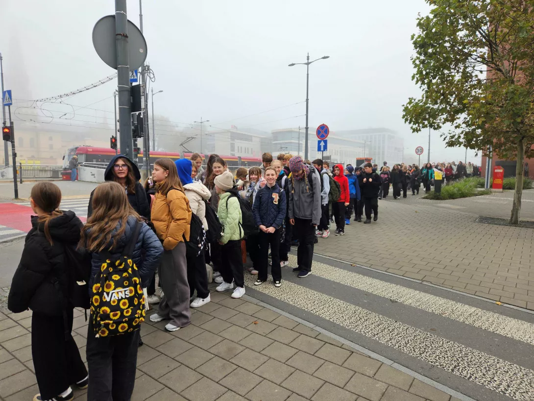 Uczniowie idą do kina