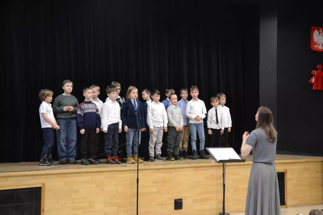 Uczniowie klasy 2b śpiewający w czasie świątecznej uroczystości klas wczesnoszkolnych. 