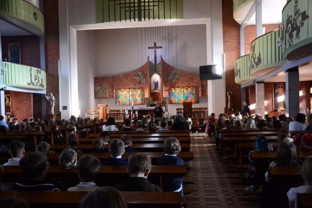 Uroczyste słówko i życzenia księdza dyrektora Roberta Bednarskiego. 