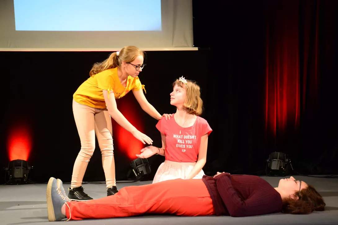 Beznazwy klas 7, fragment spektaklu "Strach się bać", wyreżyserowanego przez Zuzannę Kluszczyńską. 