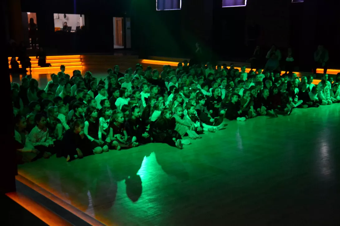 Wspólne oglądanie jasełek przygotowanych przez teatr Beznazwy. 