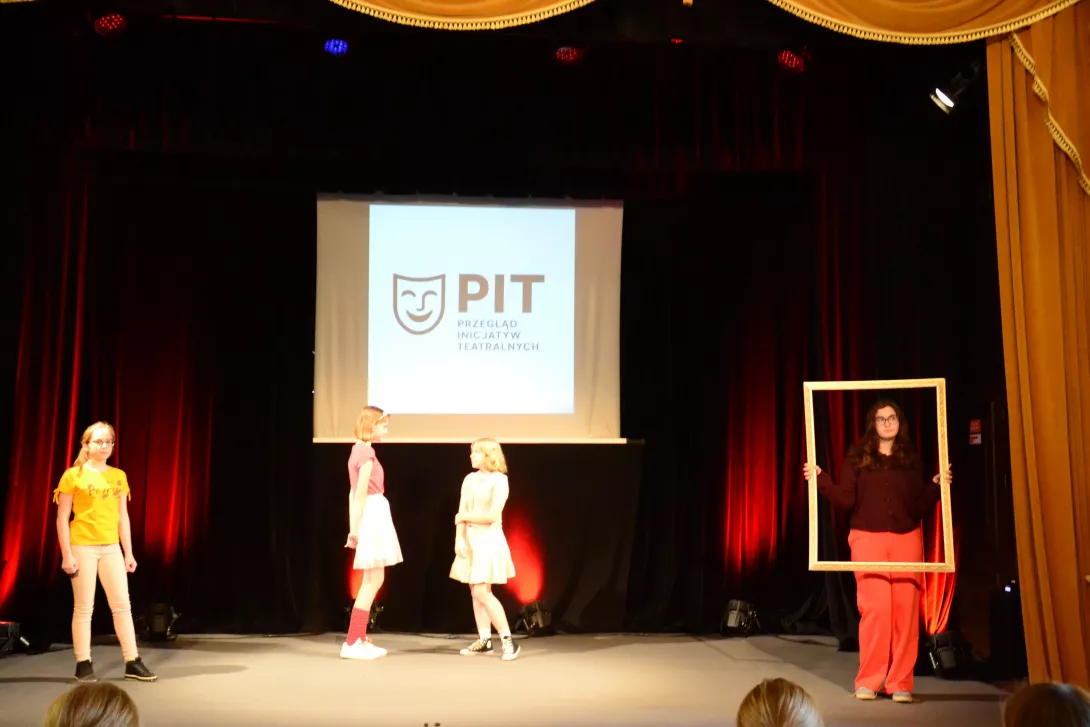 Beznazwy klas 7, fragment spektaklu "Strach się bać", wyreżyserowanego przez Zuzannę Kluszczyńską. 