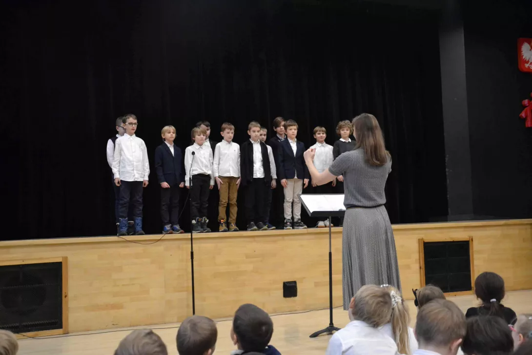 Uczniowie klasy 3b śpiewający w czasie świątecznej uroczystości klas wczesnoszkolnych. 