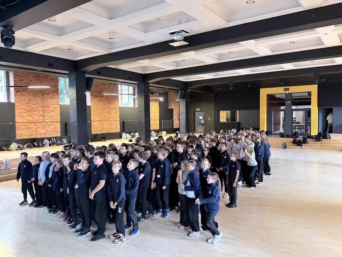 Uczniowie klas 4-6 biorą udział w quizie w auli (Fot. Maciej Jarosz)