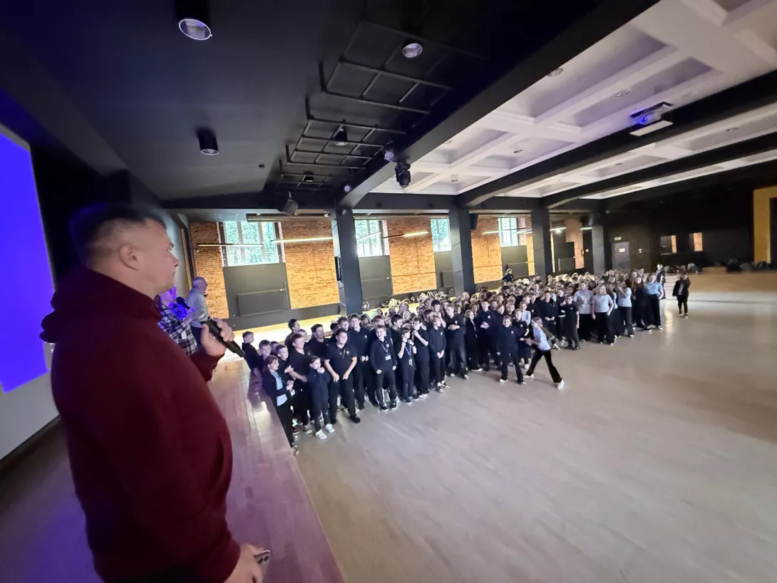 Uczniowie klas 4-6 biorą udział w quizie w auli (Fot. Maciej Jarosz)