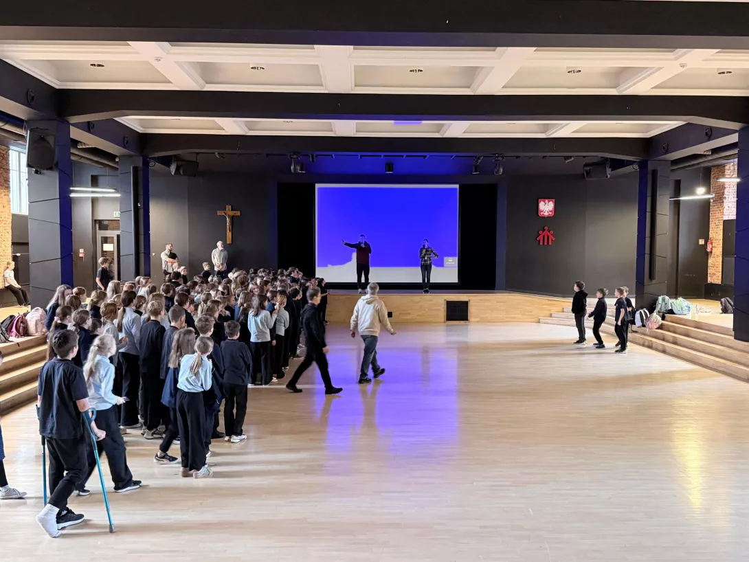 Uczniowie klas 4-6 biorą udział w quizie w auli (Fot. Maciej Jarosz)