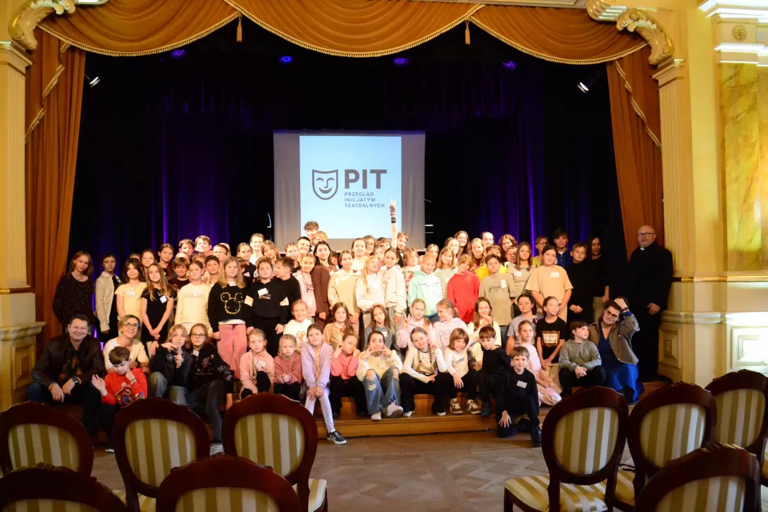 Zdjęcie grupowe uczestników Przeglądu Inicjatyw Teatralnych PIT Junior 2025 w Żyrardowie. 