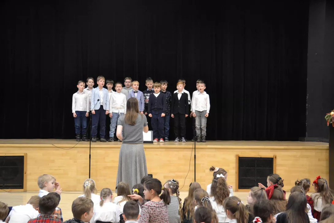 Uczniowie klasy 3d śpiewający w czasie świątecznej uroczystości klas wczesnoszkolnych. 