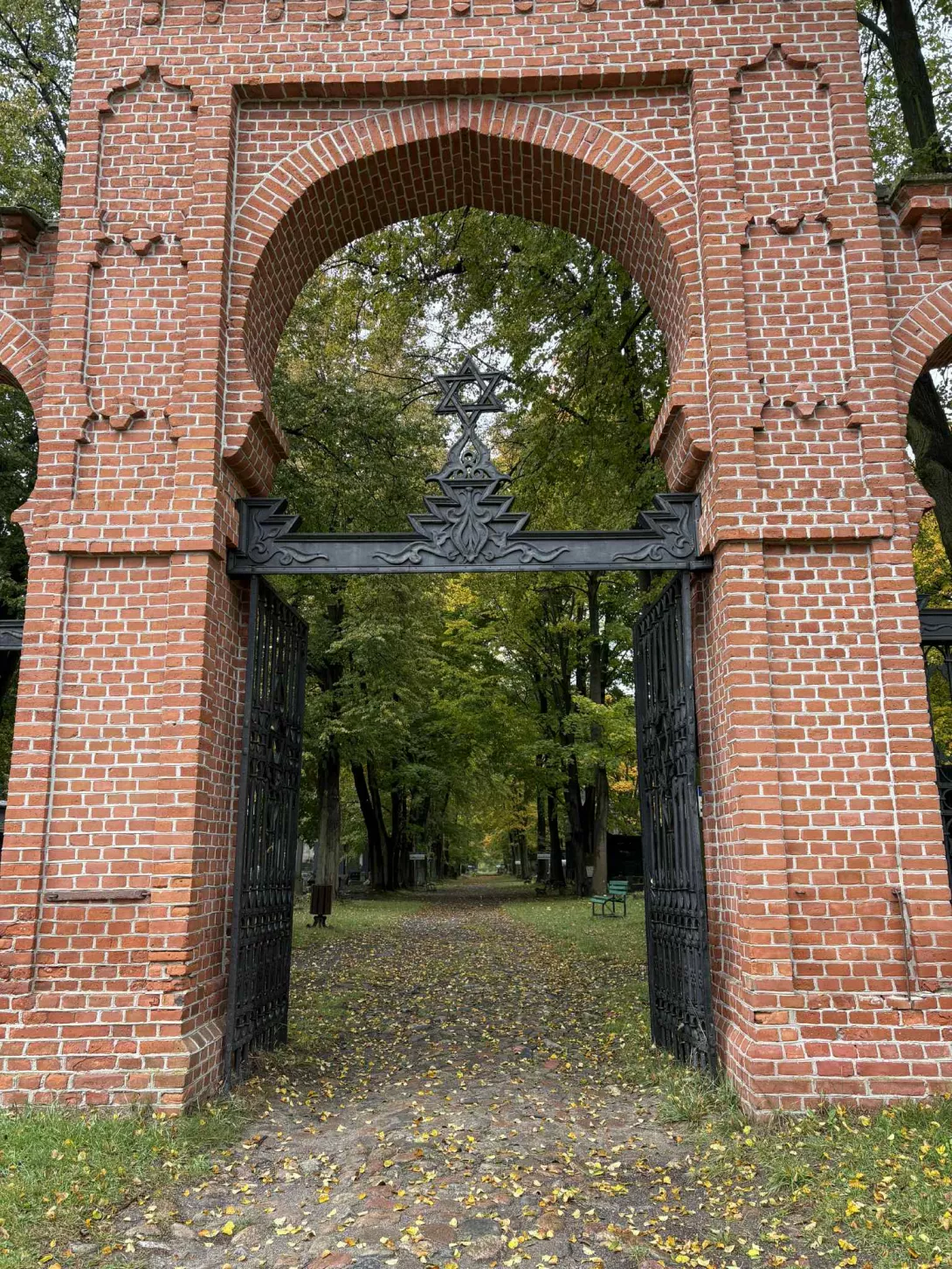 Brama prowadząca na Cmentarz Żydowski