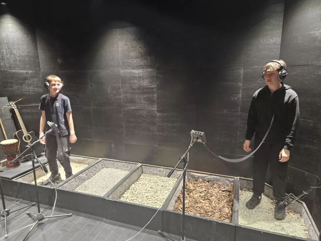 Uczniowie na warsztatach z realizacji dźwięku