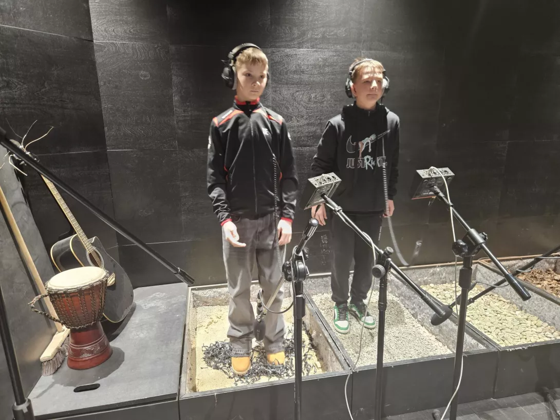 Uczniowie na warsztatach z realizacji dźwięku