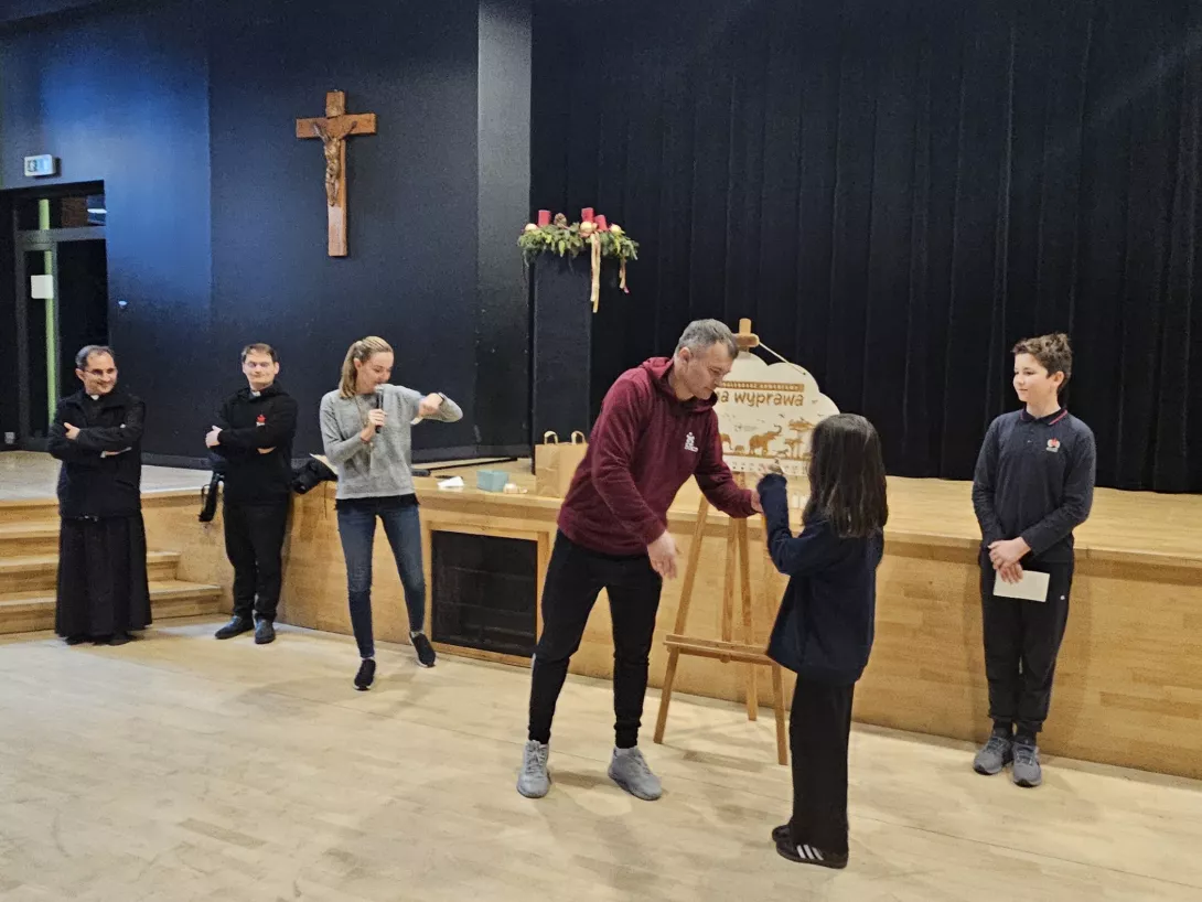 Uczennica otrzymuje domek dla myszek