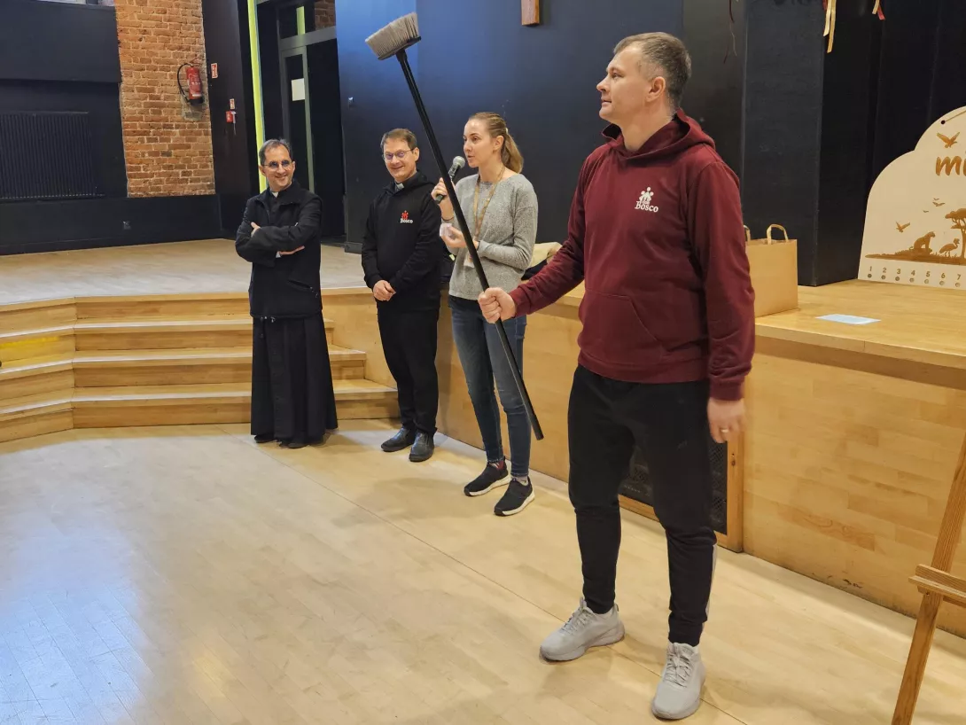 Uczeń otrzymuje kij do unihokeja