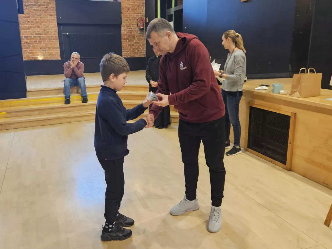 Uczeń otrzymuje zielonego owada