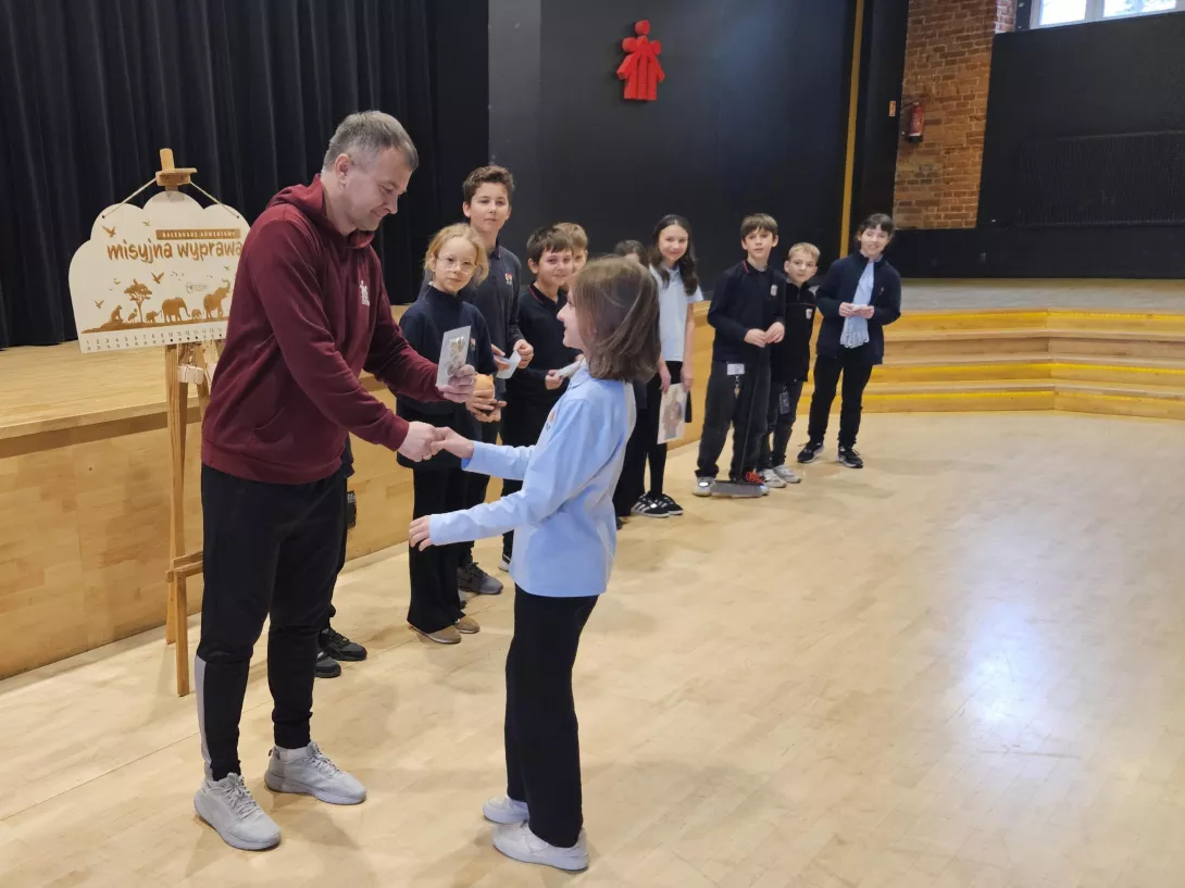 Uczennica otrzymuje wiewiórkę i jej koleżanki