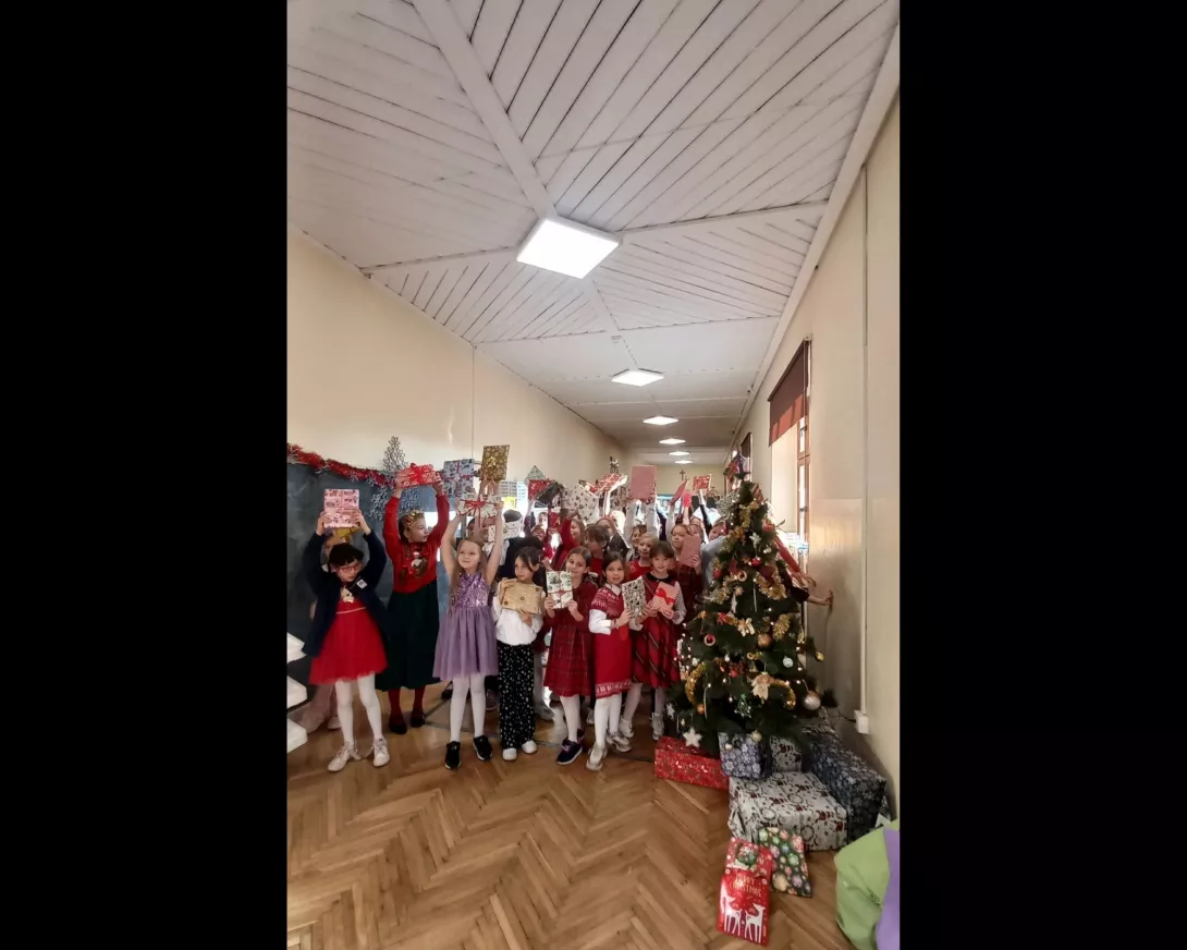 Świąteczna wymiana prezentami między 3a i 3c. 