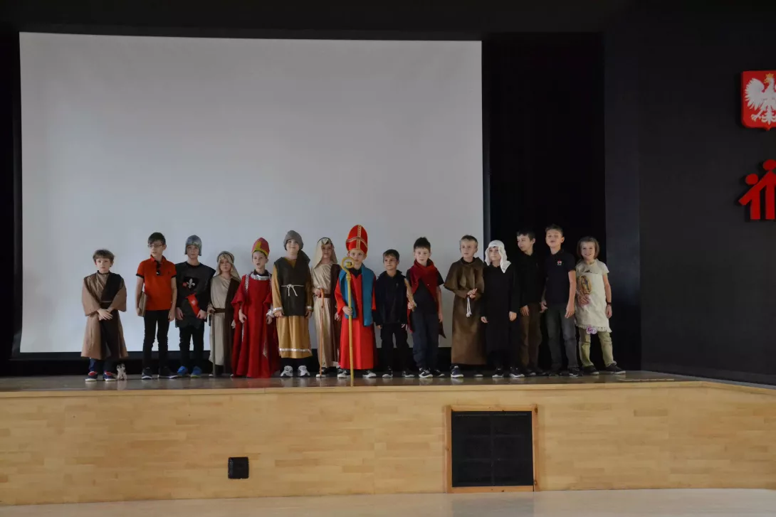 Uczestnicy balu Wszystkich Świętych: klasa 2b.