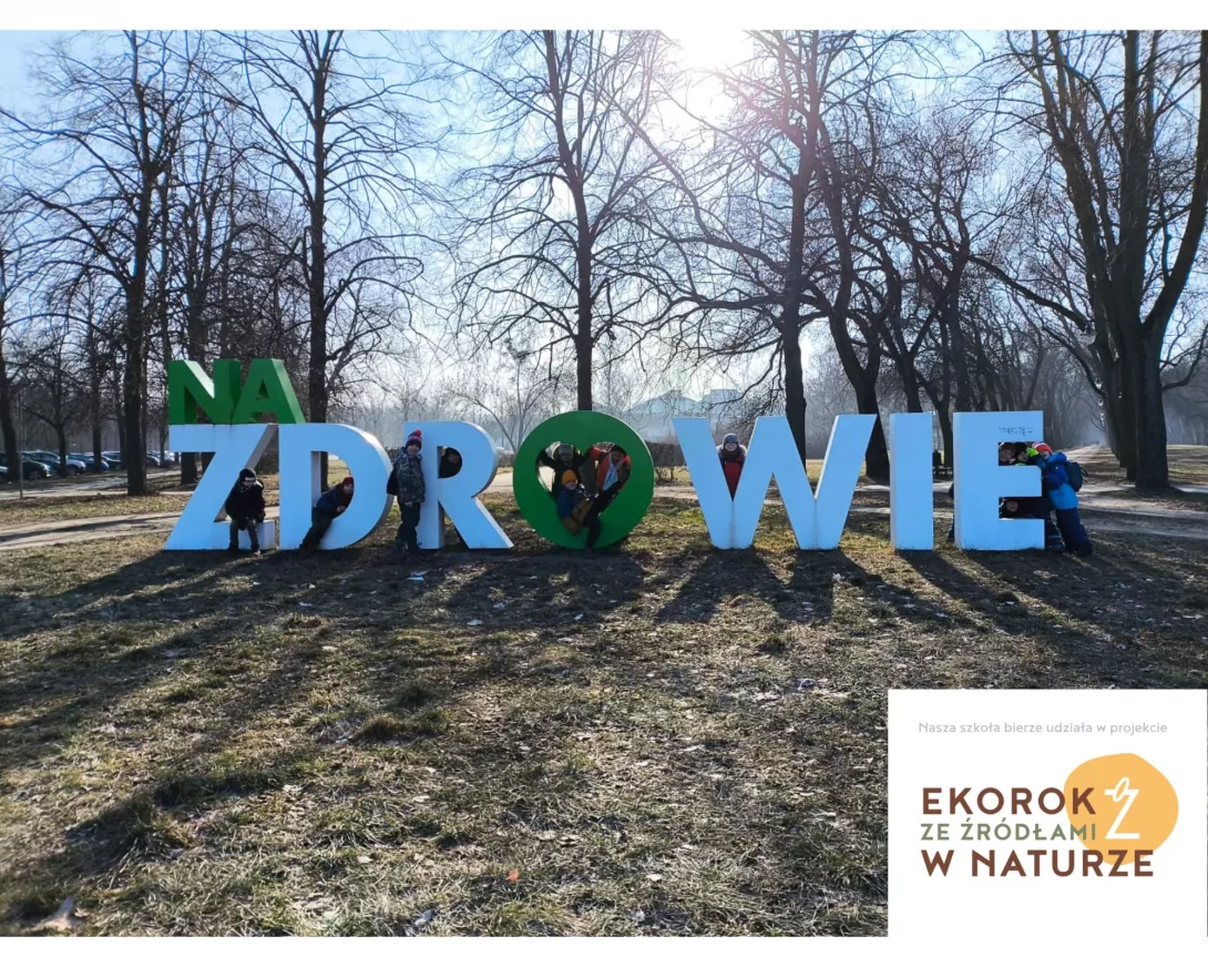 Klasa 2b przy napisie "Na Zdrowie". Zdjęcie grupowe.