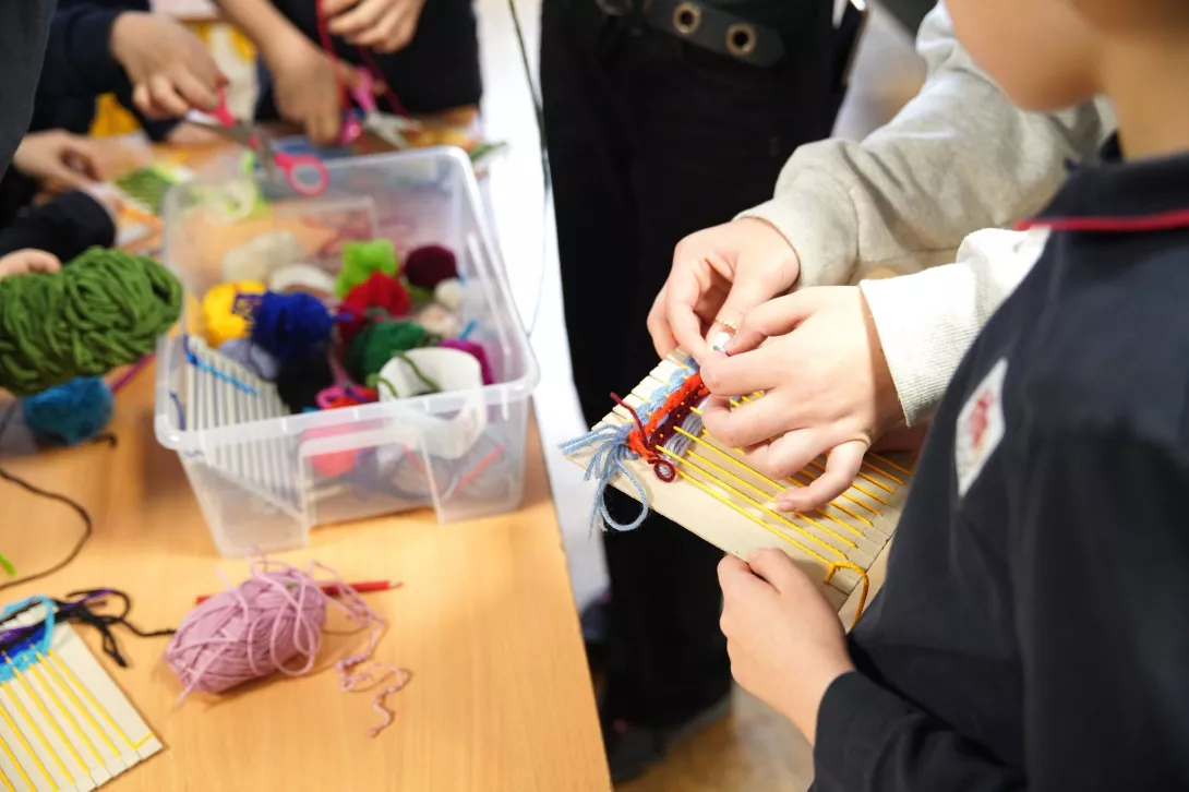 Warsztaty artystyczne nawiązujące do tradycji i dziedzictwa kulturowego regionu łódzkiego. 