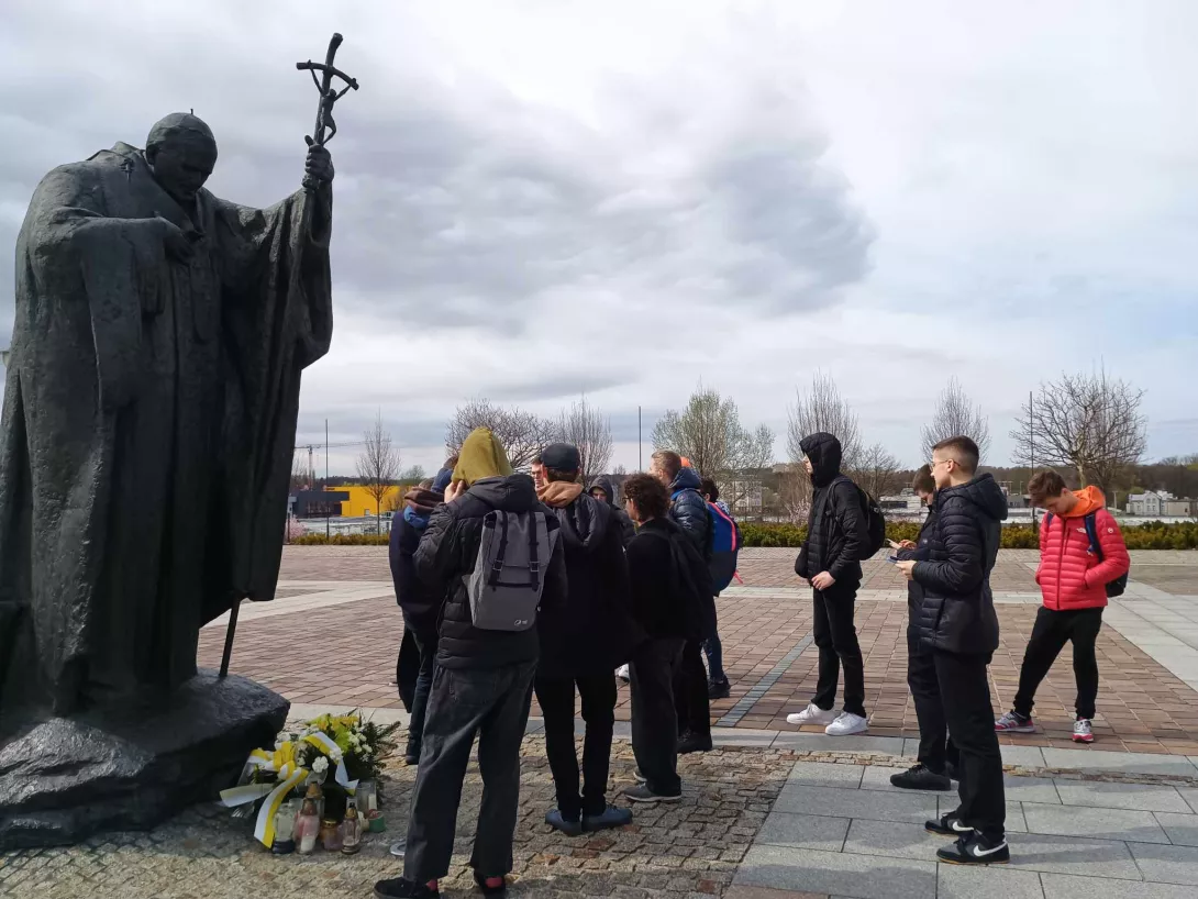 przed Bazyliką Miłosierdzia Bożego