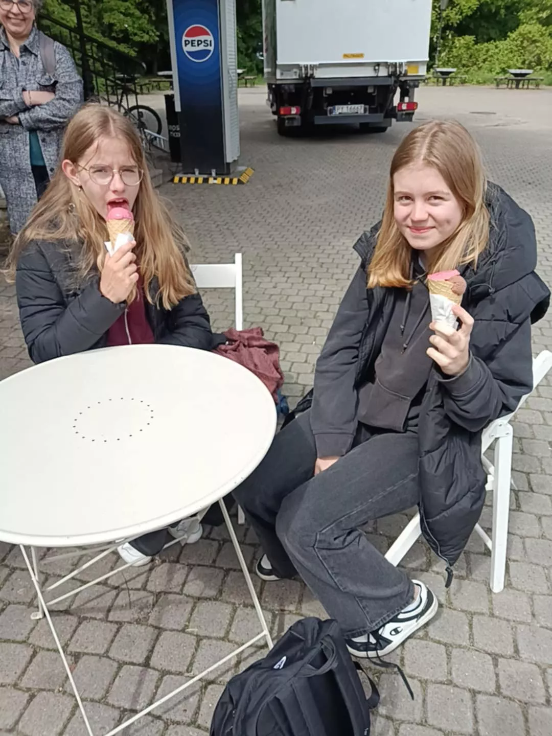 Uczennice jedzą lody