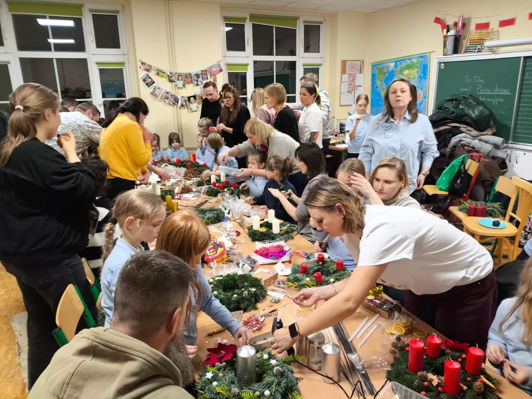Uczennice wraz z rodzicami przygotowują wieńce adwentowe