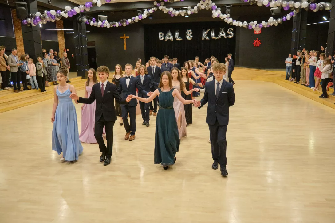 Uczniowie klas ósmych tańczą poloneza na swoim balu.