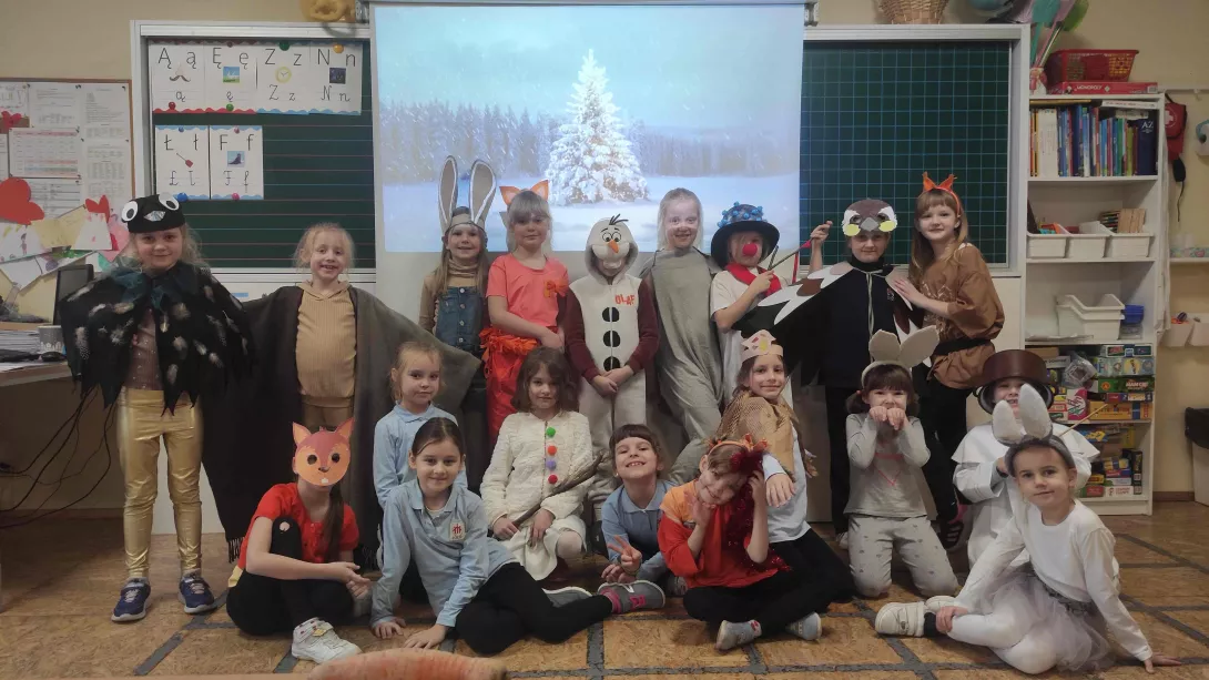 Klasa 1a SSP podczas prezentacji inscenizacji "Kręć się koło", poszczególne dzieci ubrane są w kostiumy postaci wiewiórki, wróbelka, zajączka i bałwanka