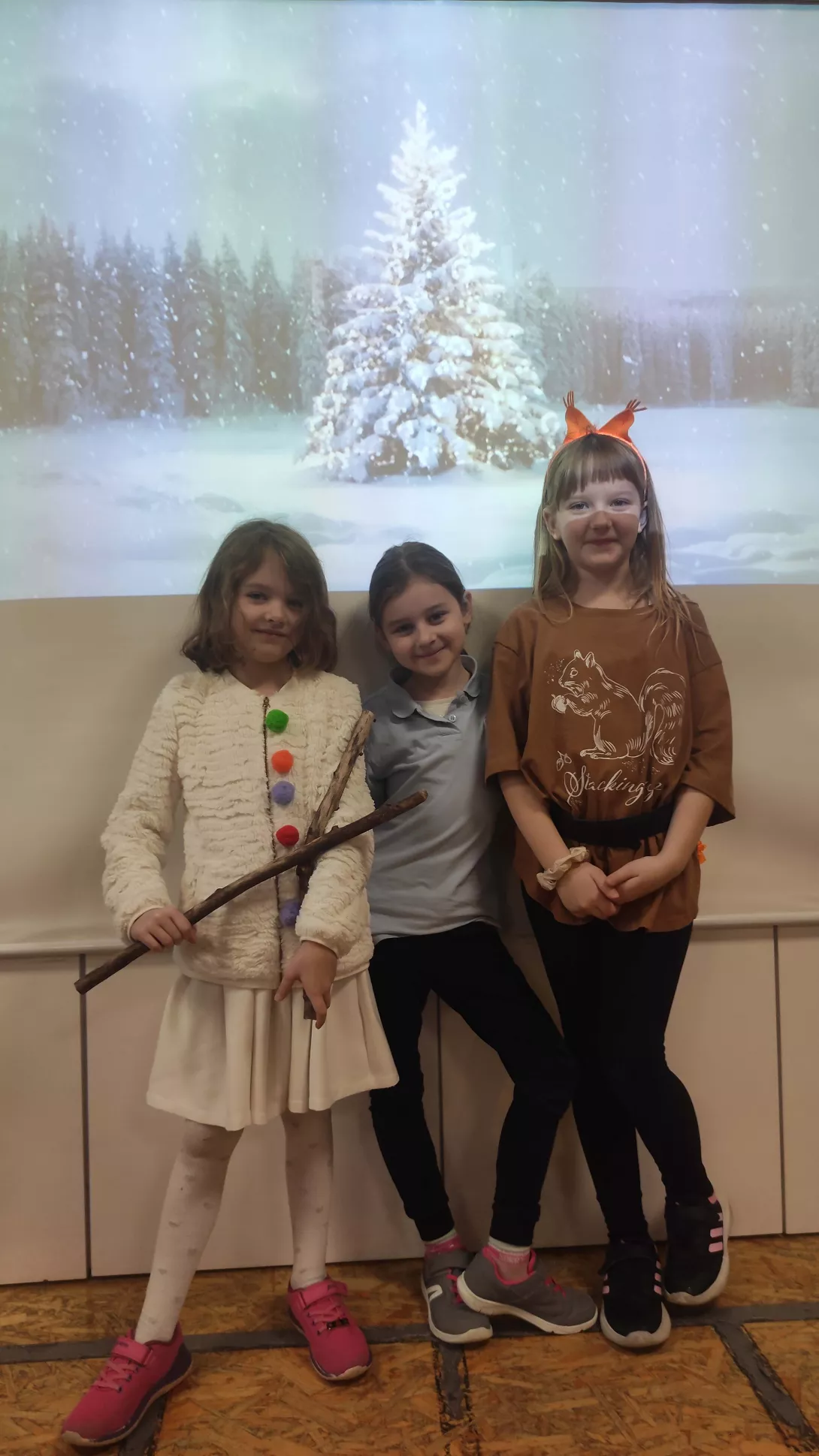 Grupa uczennic z klasy 1a SSP przebranych w samodzielnie przygotowane przez siebie kostiumy teatralne 