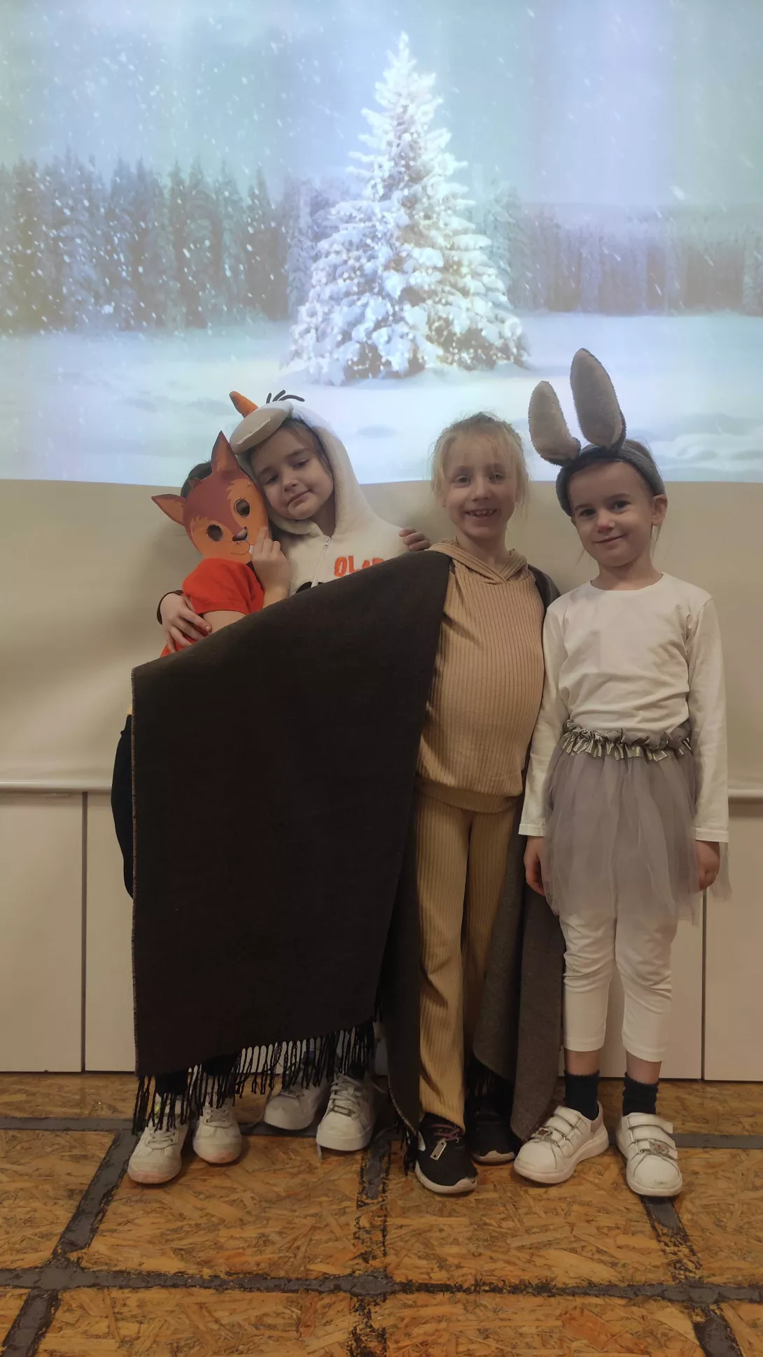 Grupa uczennic z klasy 1a SSP przebranych w samodzielnie przygotowane przez siebie kostiumy teatralne 