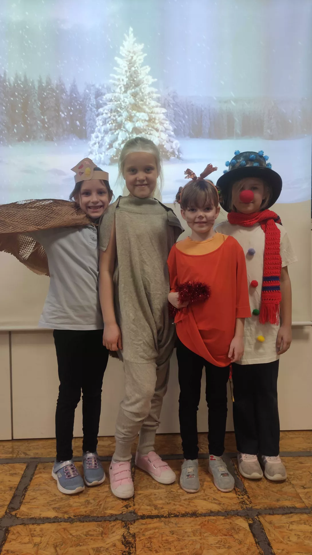 Grupa uczennic z klasy 1a SSP przebranych w samodzielnie przygotowane przez siebie kostiumy teatralne 