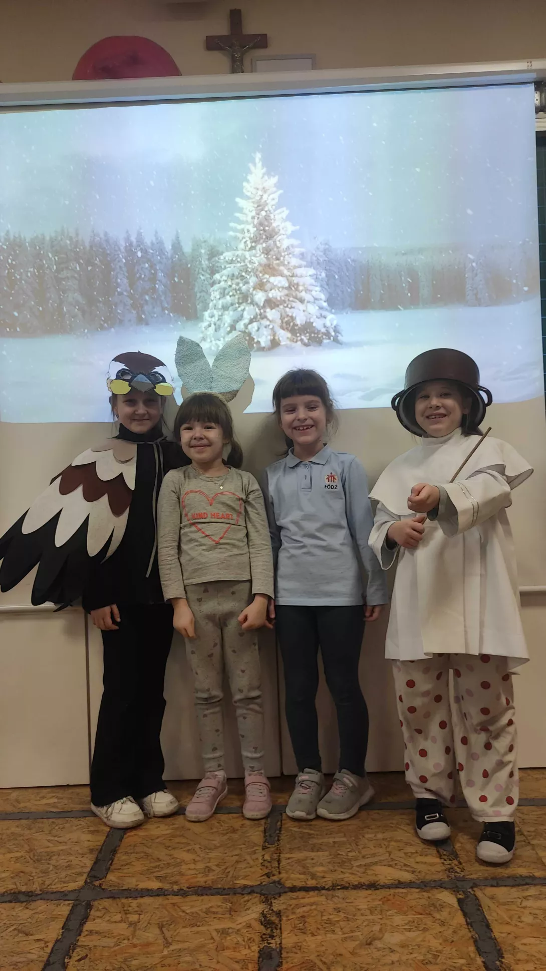 Grupa uczennic z klasy 1a SSP przebranych w samodzielnie przygotowane przez siebie kostiumy teatralne 