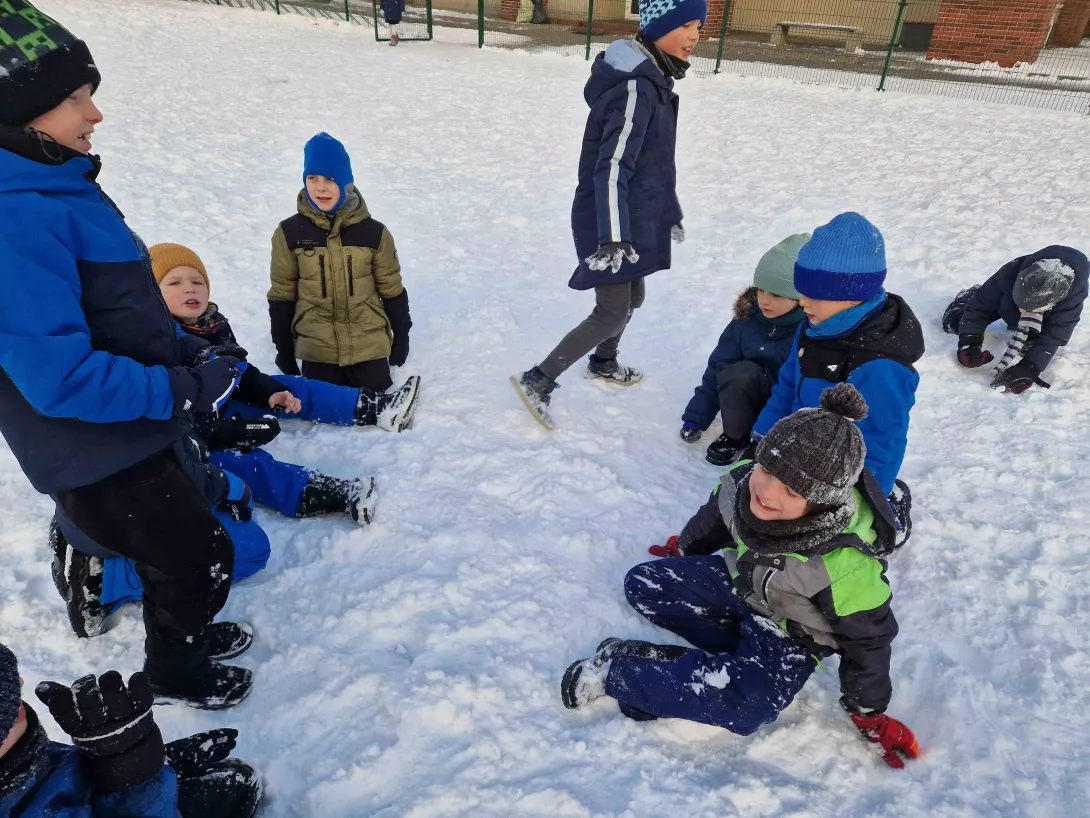 Chłopcy z klasy 2d budujący ze śniegu na szkolnym boisku 