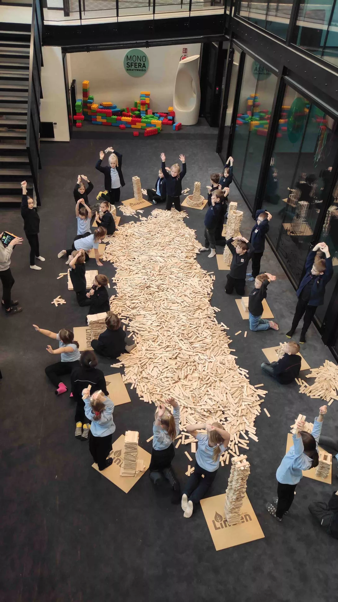 Uczniowie klas 1a i 1b SSP bawiący się klockami Linden podczas warsztatów w Monosefera Kreatywności 