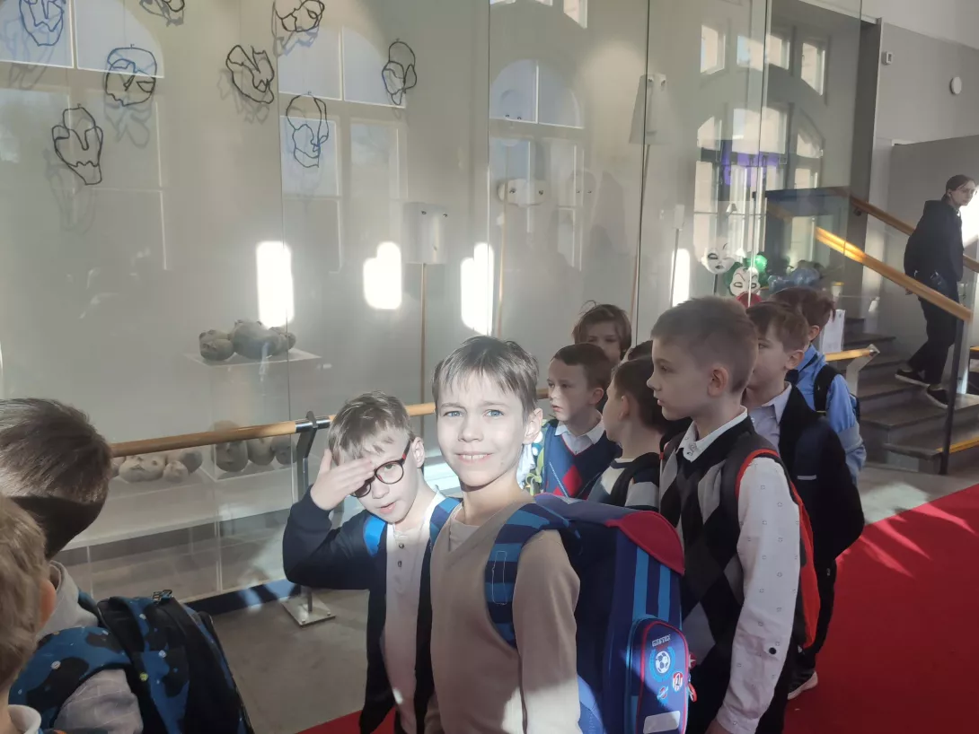 Uczniowie klasy 1b oczekujący na spektakl