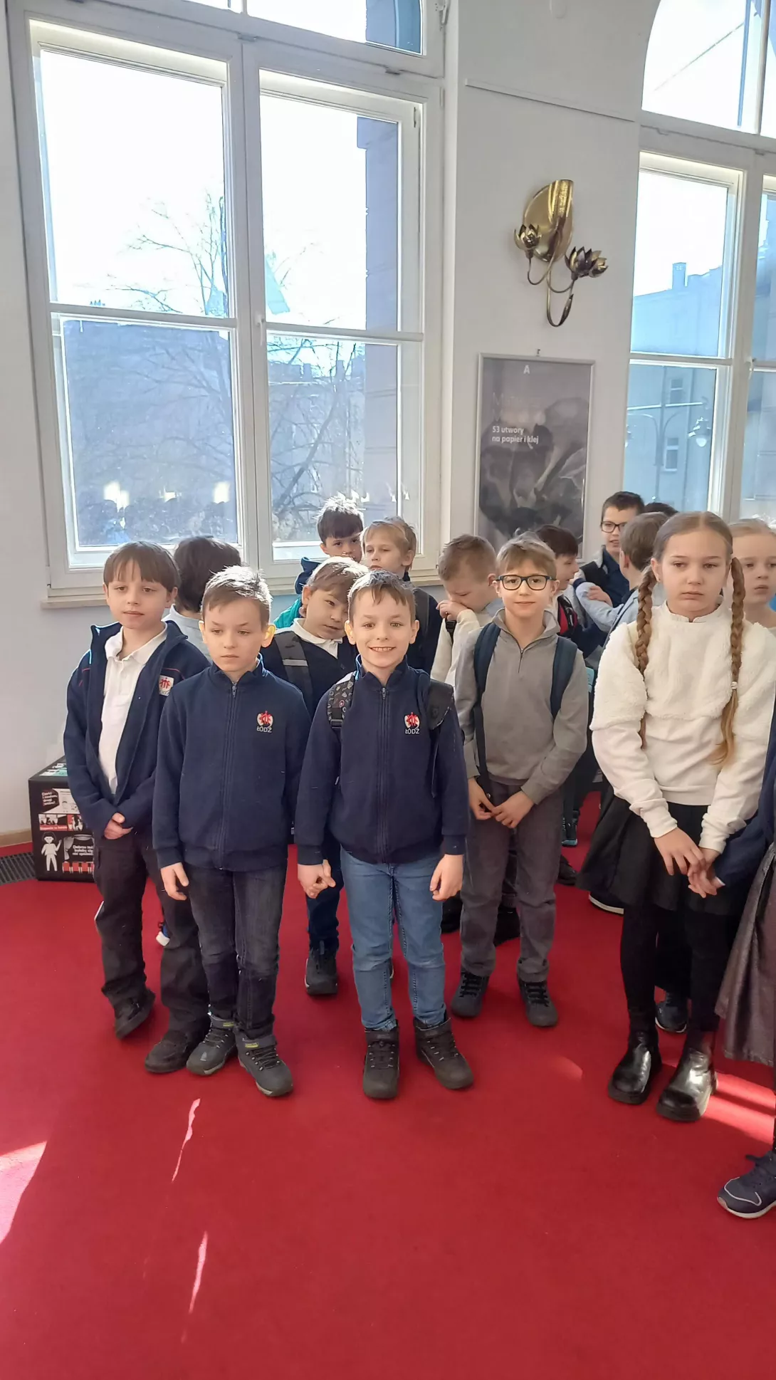 Dzieci z klas 2c oraz 2d oczekujące na spektakl