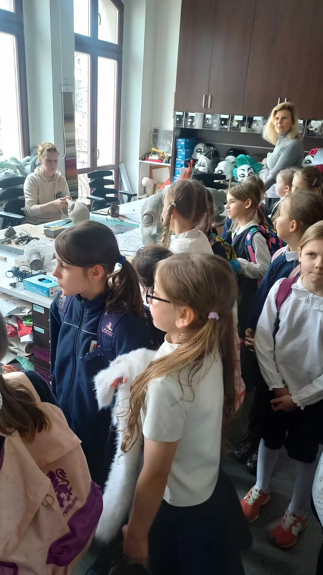 Dziewczyny z klasy 2c podczas zwiedzania kulisów Teatru Arlekin
