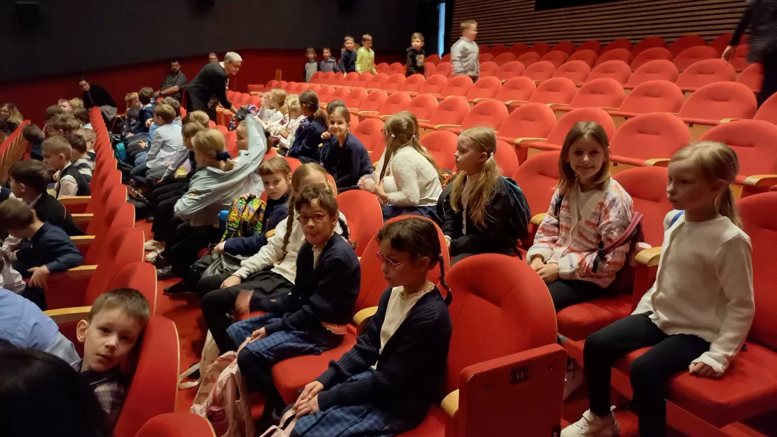 Uczennice klasy 2c na widowni Teatru Arlekin