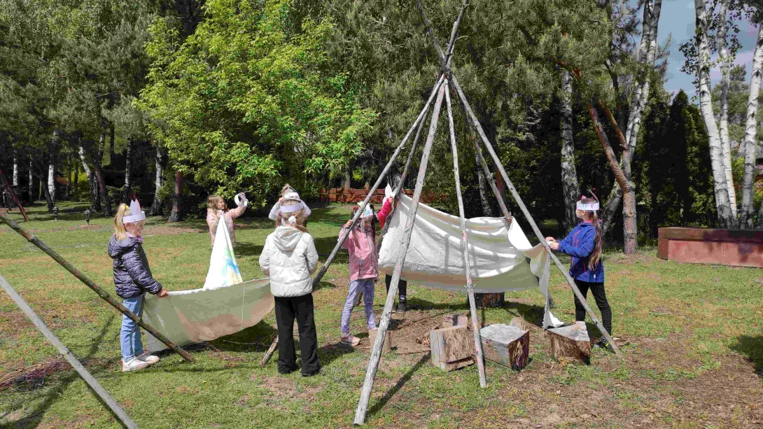 Dzieci z klasy 1a podczas wycieczki do Michałówki