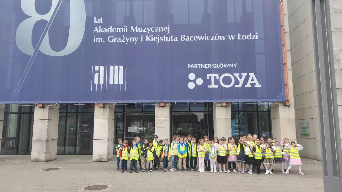 Uczniowie klas 1a i 1b SSP przed budynkiem sali koncertowej Akademii Muzycznej w Łodzi