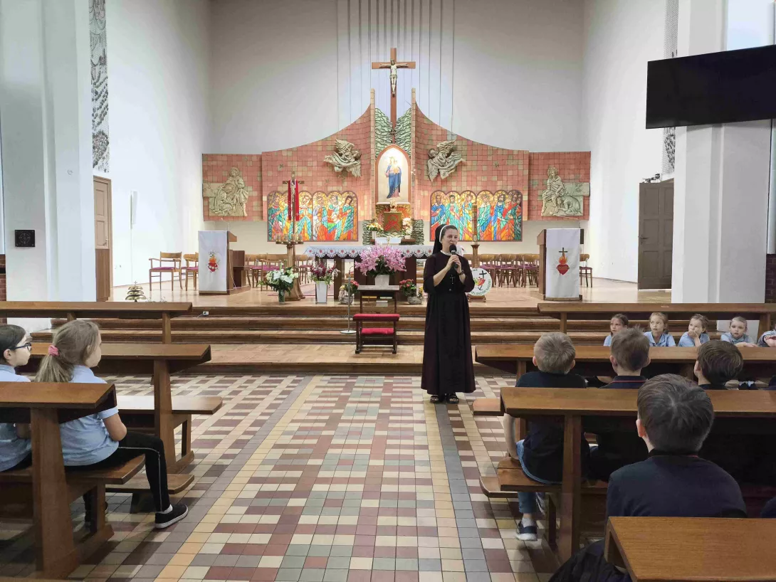 Siostra Daria podczas Słówka dla uczniów klas 1-3 SSP w parafii Matki Bożej Wspomożenia Wiernych